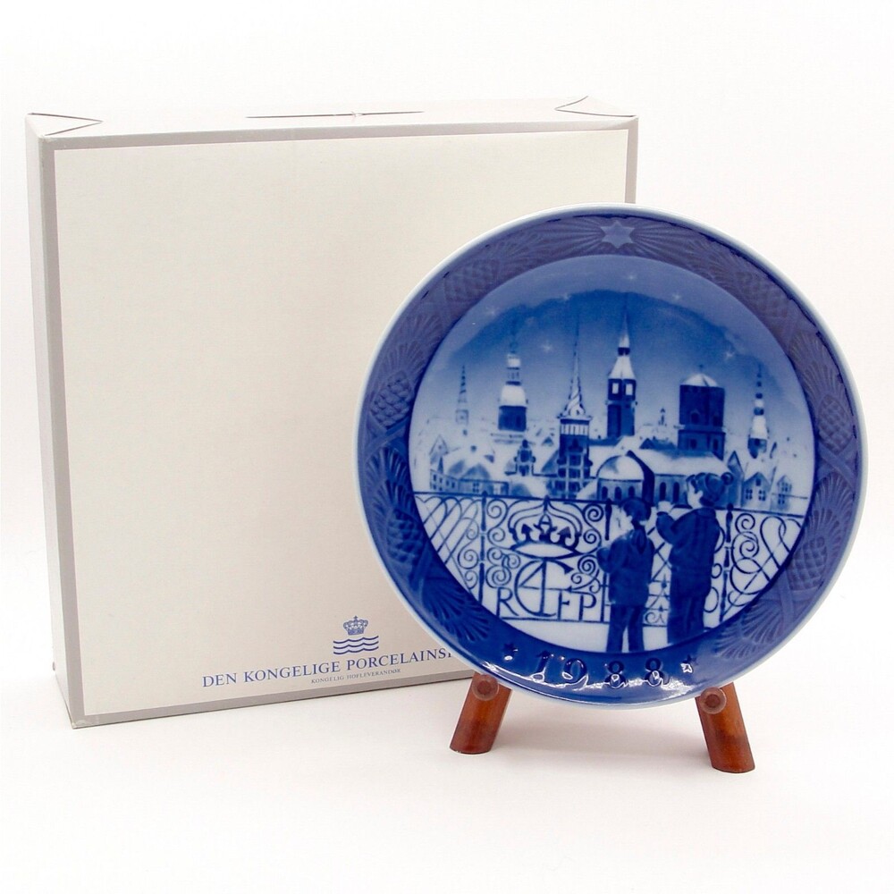 Royal Copenhagen 1988 Christmas Plate Christmas Eve in Copenhagen Box
